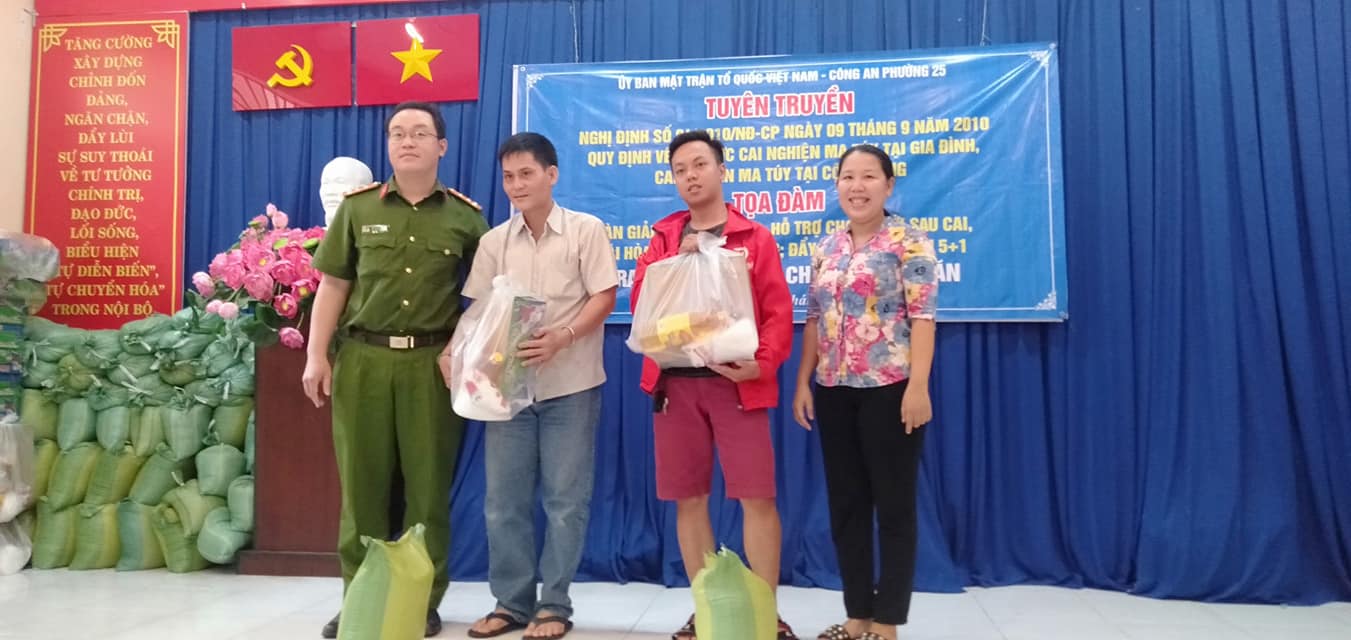 BÀ HUỲNH THỊ THU THẢO CT MTTQP TRAO TẶNG QUÀ CHO 2 THANH NIÊN SAU CAI CÓ HOÀN CẢNH KHÓ KHĂN