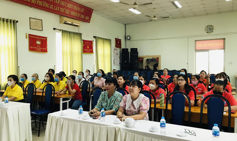 BÀ HUỲNH THỊ THU THẢO CT MTTQ PHƯỜNG CHỦ TRÌ BUỔI HỘI NGHỊ